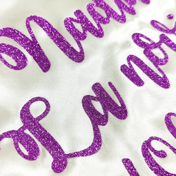 Bata personalizada novia satén blanca con texto morado glitter