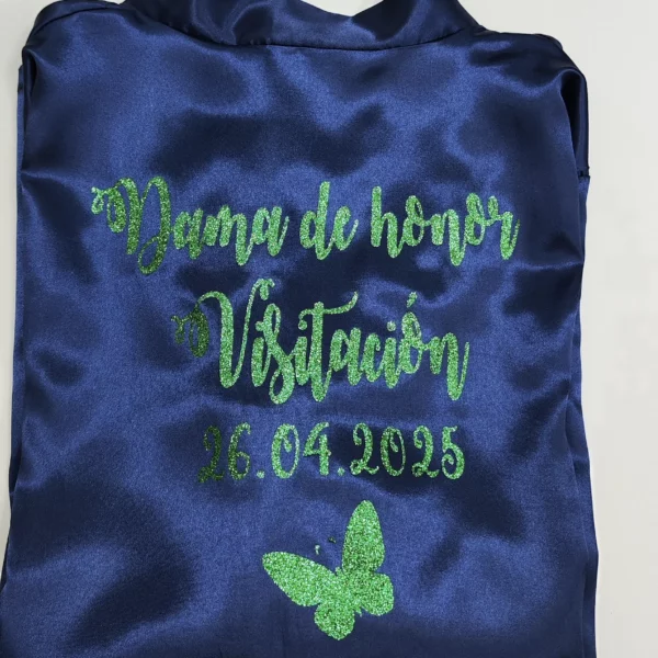 Bata personalizada para dama de honor satén azul marino con mariposa decorativa