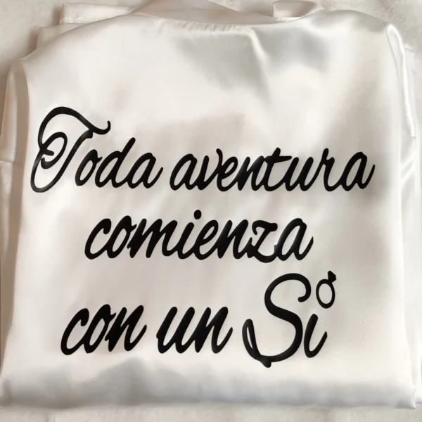 Bata personalizada para novia con frase 'Toda aventura comienza con un Sí'