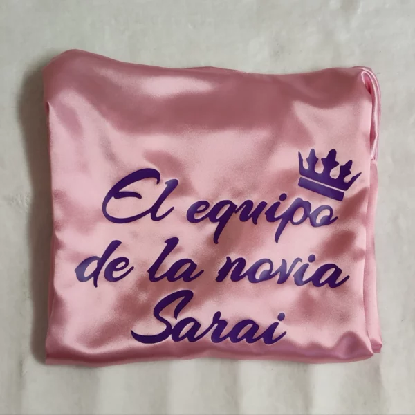 Bata personalizada equipo de la novia satén rosa con corona decorativa