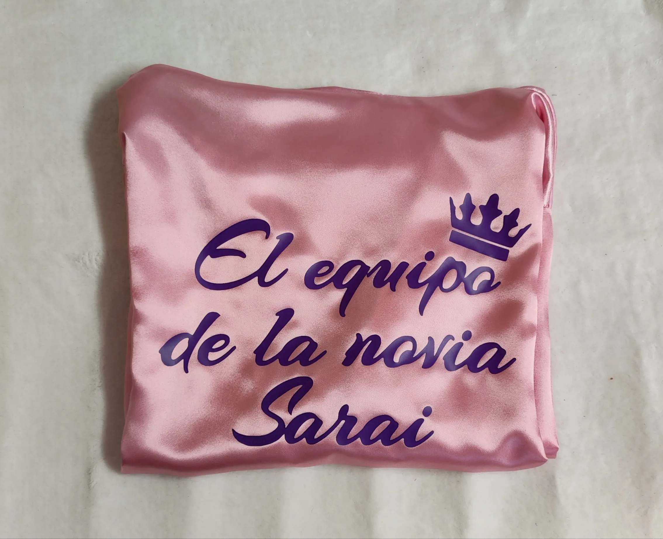 Bata personalizada equipo de la novia satén rosa con corona decorativa