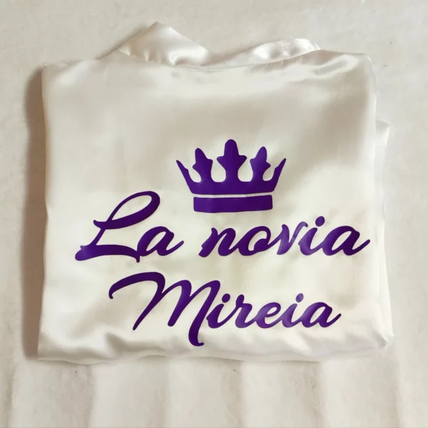 Bata personalizada para novia satén blanca con corona decorativa