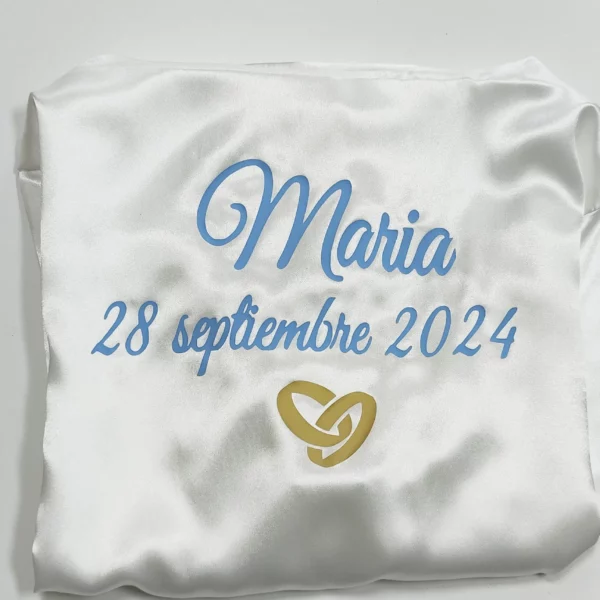 Bata personalizada para novia satén blanca con anillos decorativos