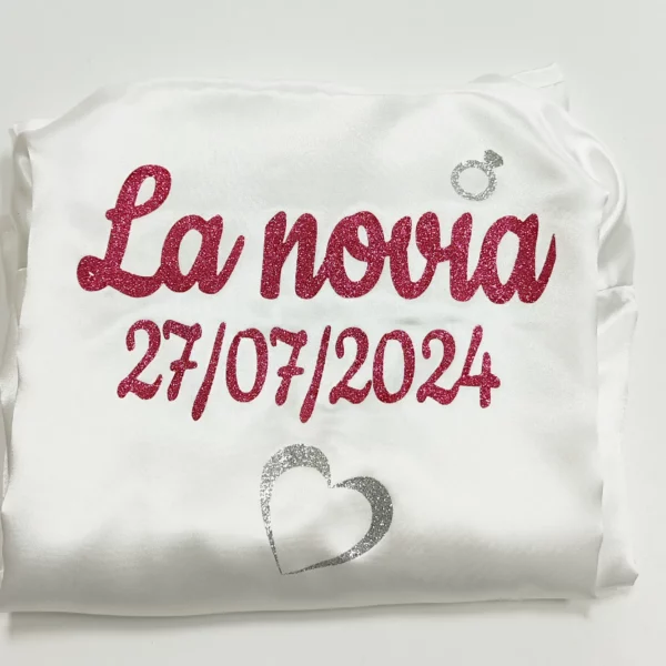 Bata personalizada para novia satén blanca con corazón y anillos decorativos