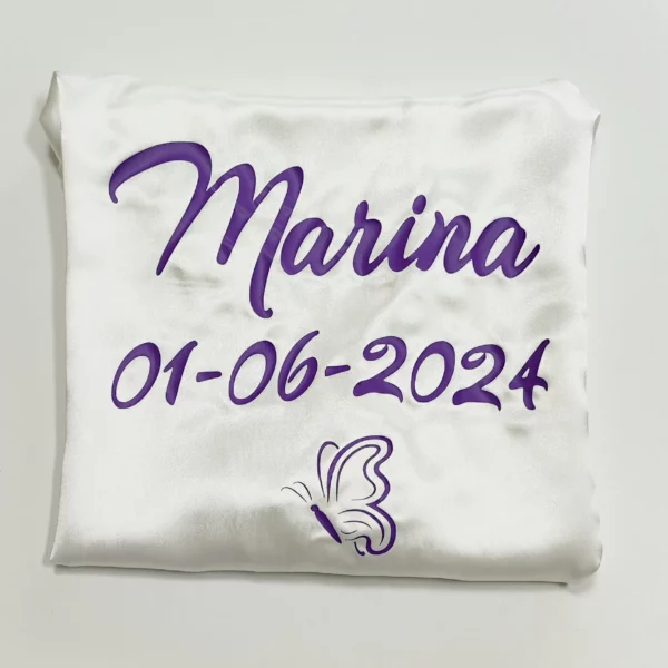 Bata personalizada para novia satén blanca con mariposa decorativa