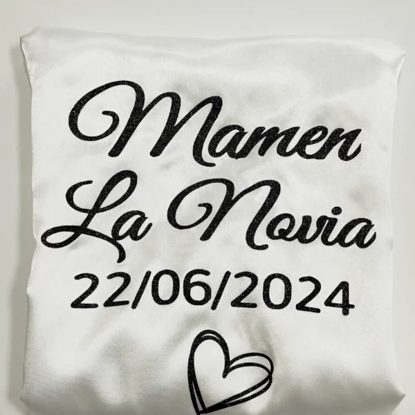 Bata personalizada para novia satén blanca con corazón decorativo