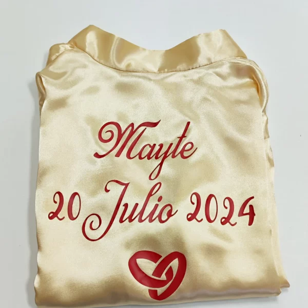 Bata personalizada para novia satén champagne con anillos decorativos