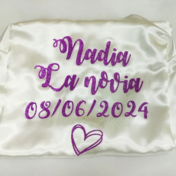 Bata personalizada novia satén blanca texto morado glitter con corazón