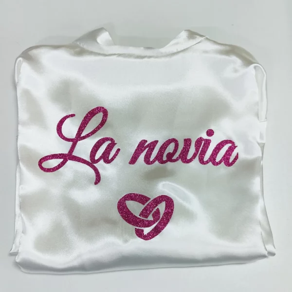 Bata personalizada para novia satén blanca con texto personalizado glitter