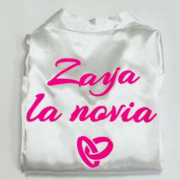 Bata personalizada para novia satén blanca con nombre personalizado