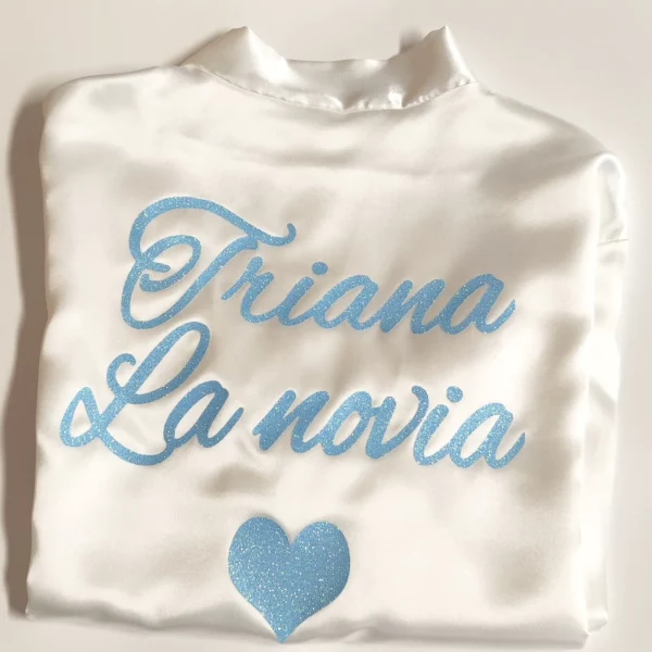 Bata personalizada para novia satén blanca con corazón decorativo