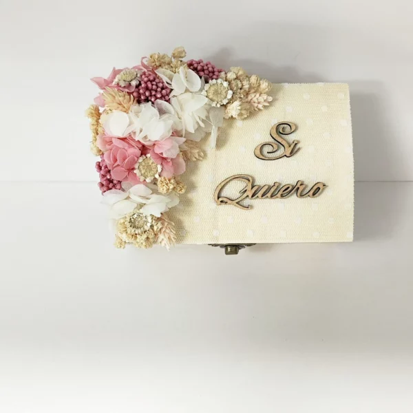 Porta alianzas de madera decorado con flores preservadas rosa, blanco y beige