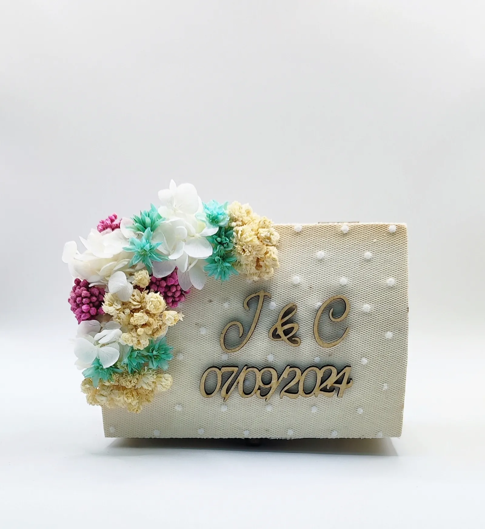 Caja para arras decorada con flores preservadas turquesa, blanco y fucsia