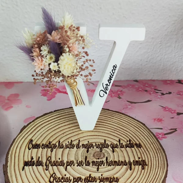 letra decorativa con flores preservadas morado beige base madera