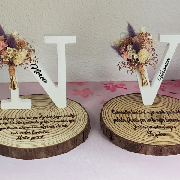 letra decorativa blanca con flores preservadas morado beige blanco base madera grabada