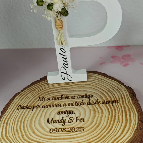 letra decorativa flores preservadas rosa beige blanco base madera