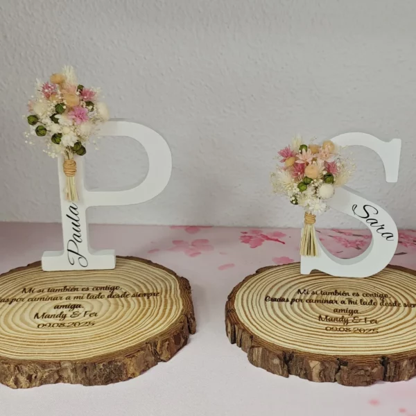 letra decorativa blanca con flores preservadas rosa beige blanco base madera grabada