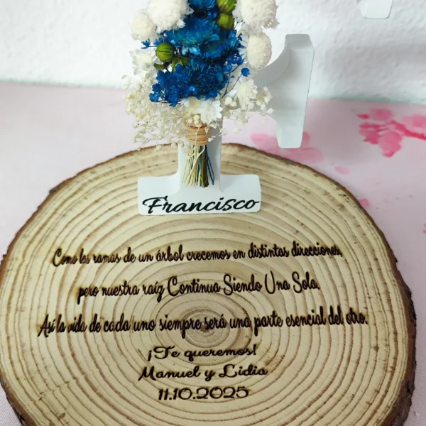 letra decorativa flores preservadas azul blanco base madera
