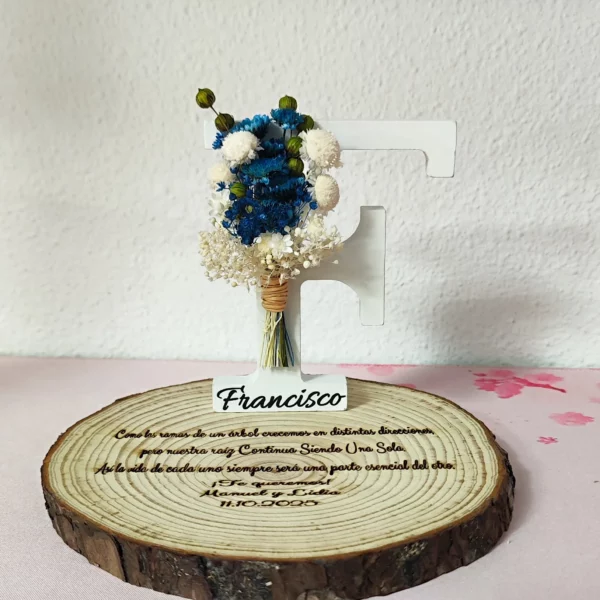 letra decorativa blanca con flores preservadas azul blanco base madera grabada