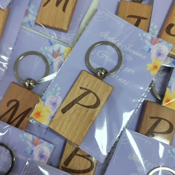 llavero madera personalizado inicial grabado laser