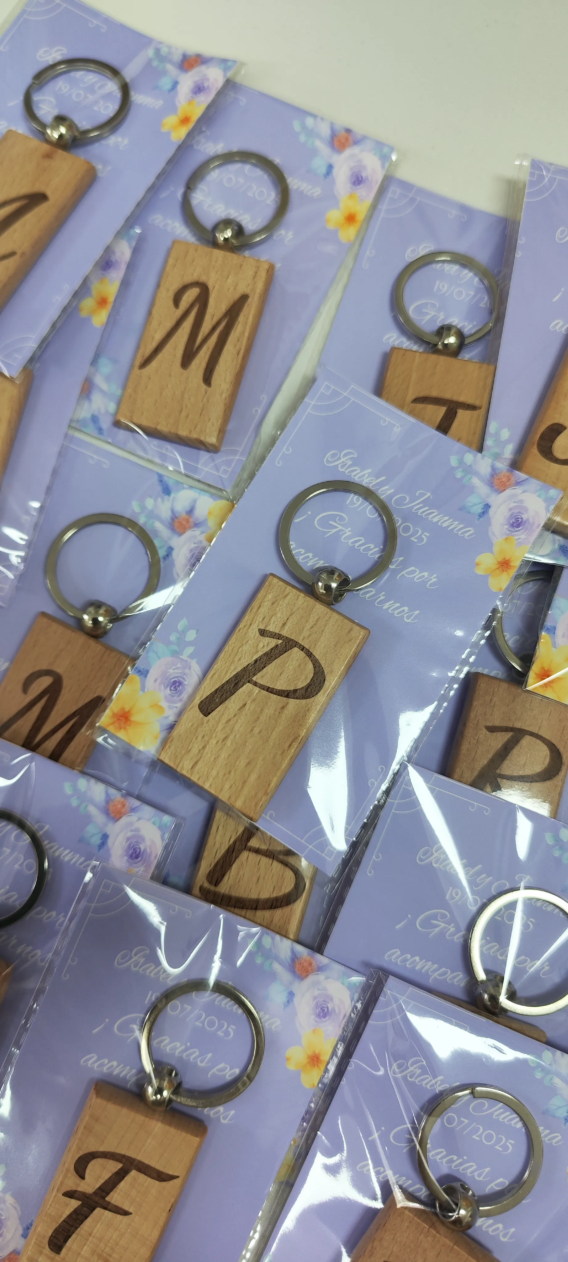 llavero madera personalizado inicial grabado laser