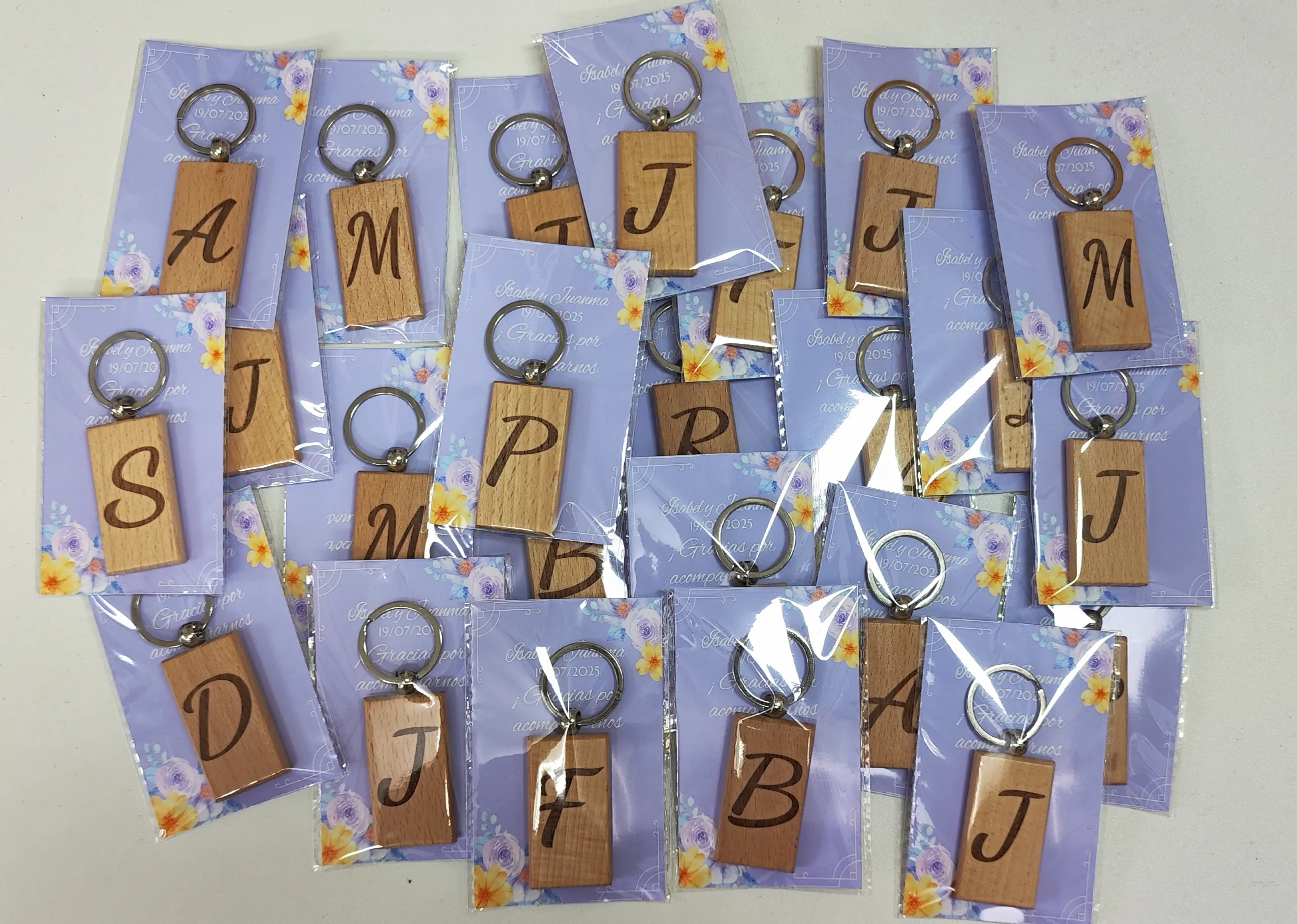 llavero madera personalizado inicial grabado laser bolsa