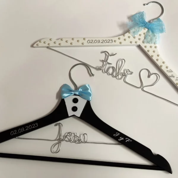 Conjunto perchas personalizadas novia perlas novio pajarita azul