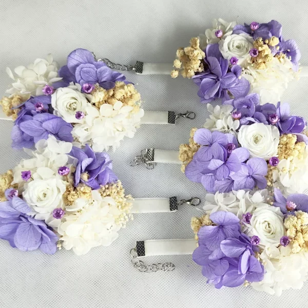 Pulsera dama de honor con flores preservadas lila y blanco