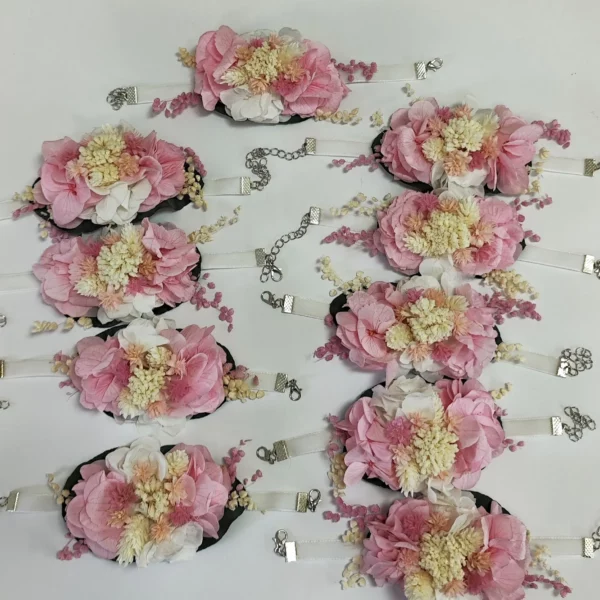 Pulsera dama de honor con flores preservadas rosa empolvado y blanco
