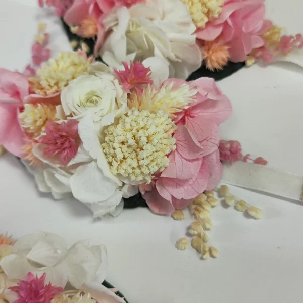 Detalle pulsera dama de honor flores preservadas rosa y blanco