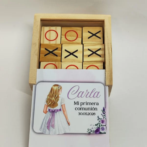 Tres en raya de madera comunión niña con diseño flores lila y fichas