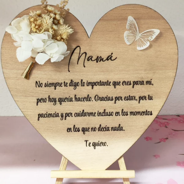 Placa corazón de madera para mamá con dedicatoria grabada a láser y flores preservadas