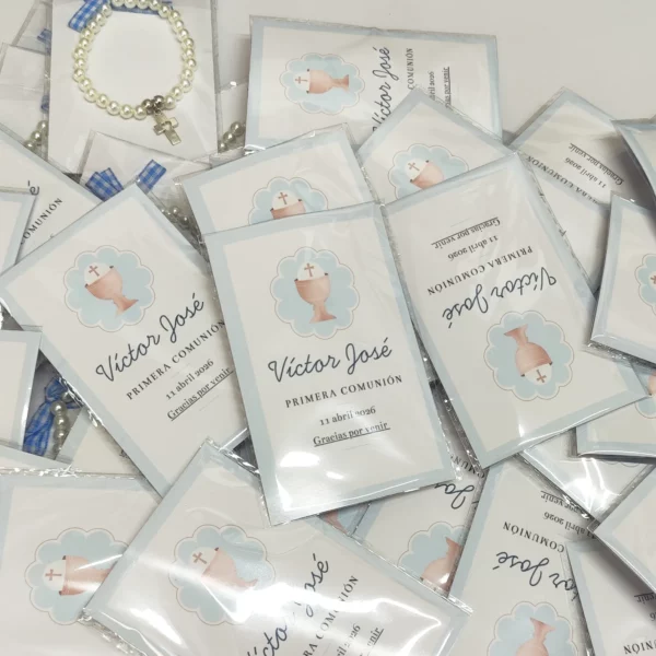 Pulseras comunión niño empaquetadas con tarjeta personalizada nombre y fecha