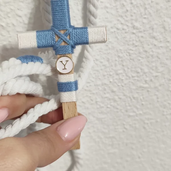 Cruz de comunión para niño con cordón blanco y hilo azul celeste