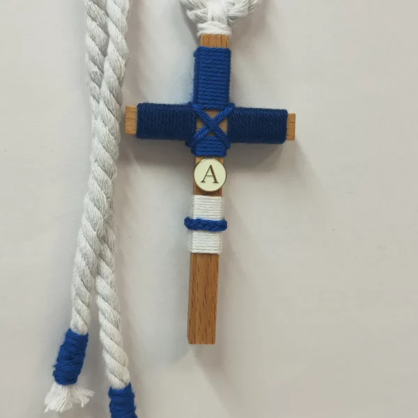 cruz de comunión niño azul marino intenso y blanco con cordón trenzado blanco e inicial personalizada