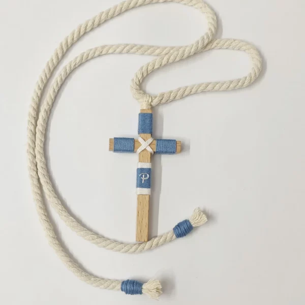 cruz de comunión niño azul celeste y beige con cordón trenzado e inicial personalizada
