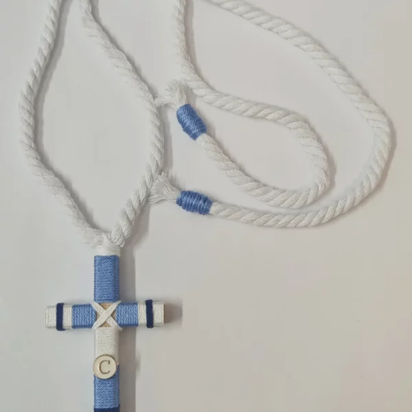cruz de comuniรณn niรฑo azul celeste azul marino y blanco con cordรณn trenzado blanco e inicial personalizada