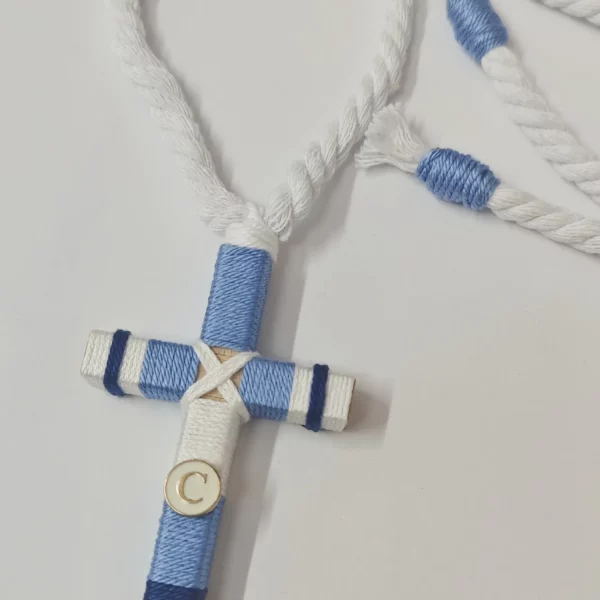 detalle cruz de comunión niño azul celeste y marino con hilo y cordón blanco