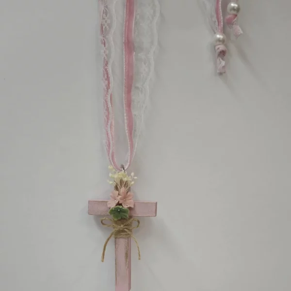 Detalle cruz de comunión niña rosa con cinta y encaje