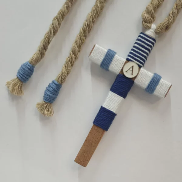 Cruz de comuniรณn para niรฑo con cordรณn marrรณn oscuro y hilo azul marinero