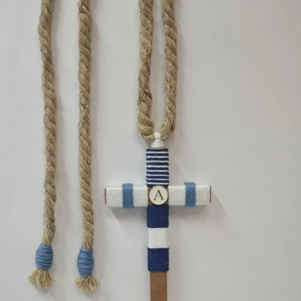 Detalle cruz de comunión niño cordón marrón oscuro azul marinero