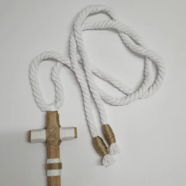 Cruz de comunión para niño con cordón blanco y hilo beige