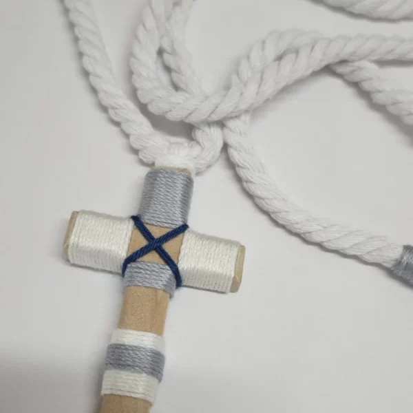 Cruz de comunión para niño con cordón blanco y hilo gris y azul