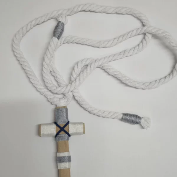 Detalle cruz de comunión niño gris y azul marino