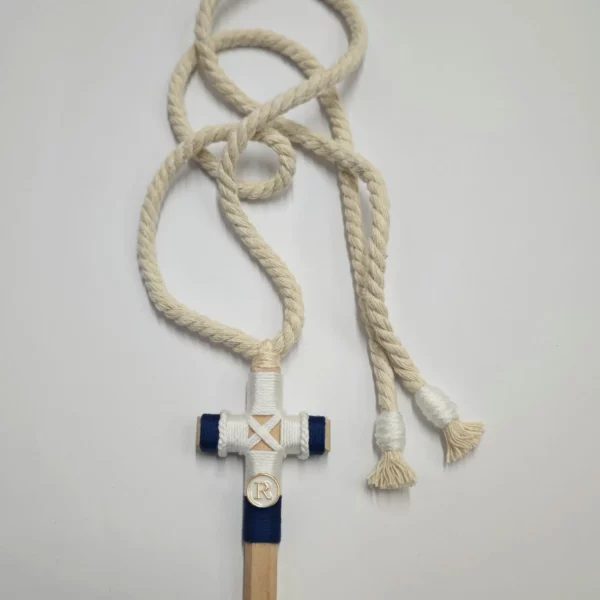 Cruz de comunión para niño con cordón beige y hilo azul marino y blanco