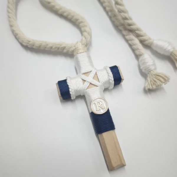 Detalle cruz de comunión niño azul marino y blanco