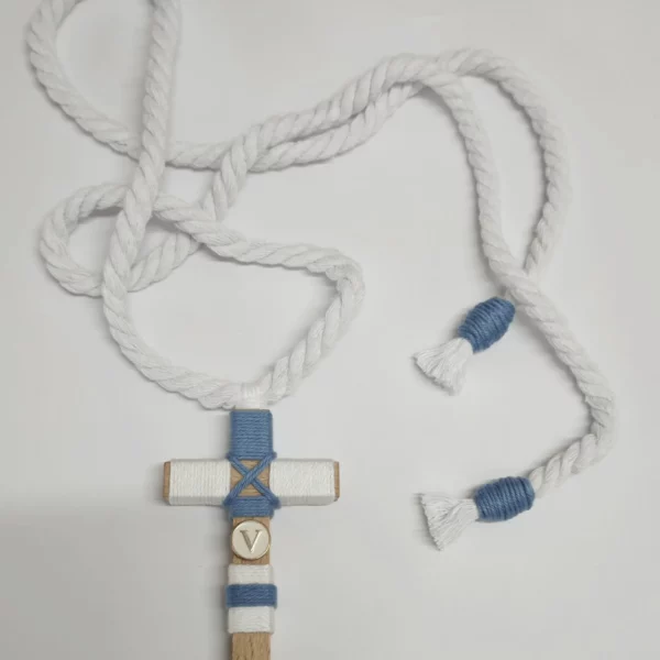 Cruz de comunión para niño con cordón blanco y hilo azul