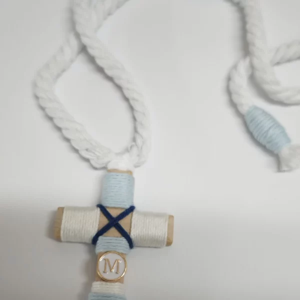 Cruz de comunión para niño con cordón blanco y hilo celeste y marino