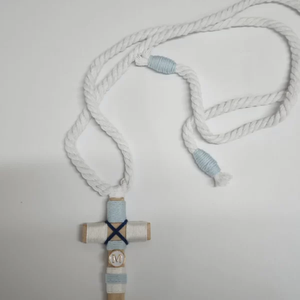 Detalle cruz de comunión niño celeste y azul marino