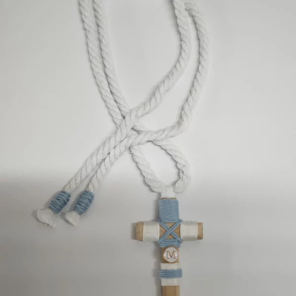 Cruz de comunión para niño con cordón blanco y hilo azul celeste